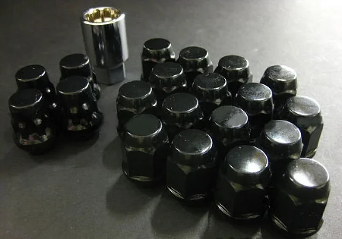Project Kics 16 LUGS + 4 LOCKS Black Bullock And Nut Set – 12X1.50